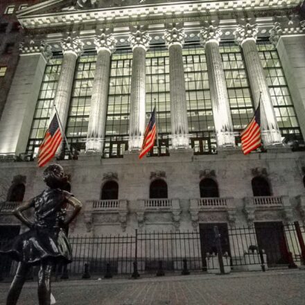 Stocks Finish Sharply Lower as Tech Stocks Slump