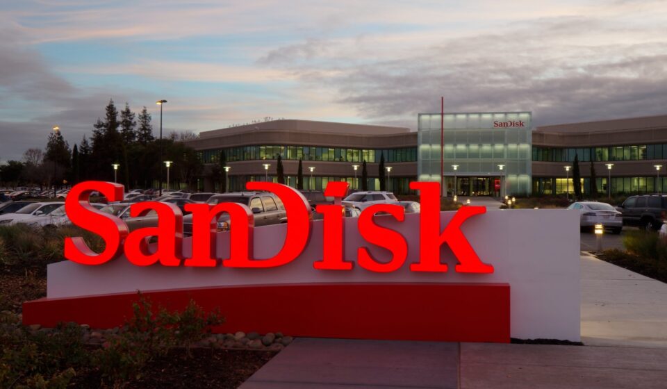 SanDisk stock prediction: Friday closed at $1,299.30, bull $2,532.60, bear $662.86. Is the slide a NAND price break, or the stock’s own volatility?